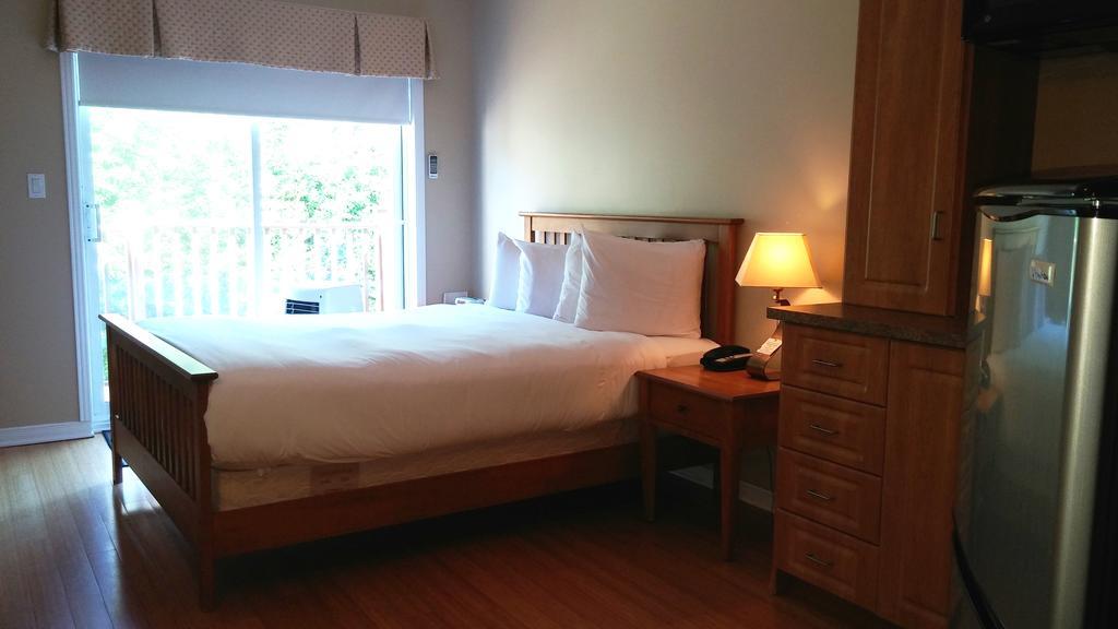 Hotel St-Sauveur サン・ソヴェ－ル・デ・モン エクステリア 写真